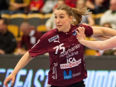 Anna Lagerquist i Lugi HF:s vinröda tröja med nummer 75 under en handbollsmatch