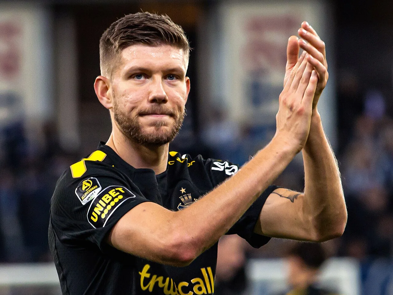 Anton Salétros i AIK-tröjan applåderar publiken efter en match