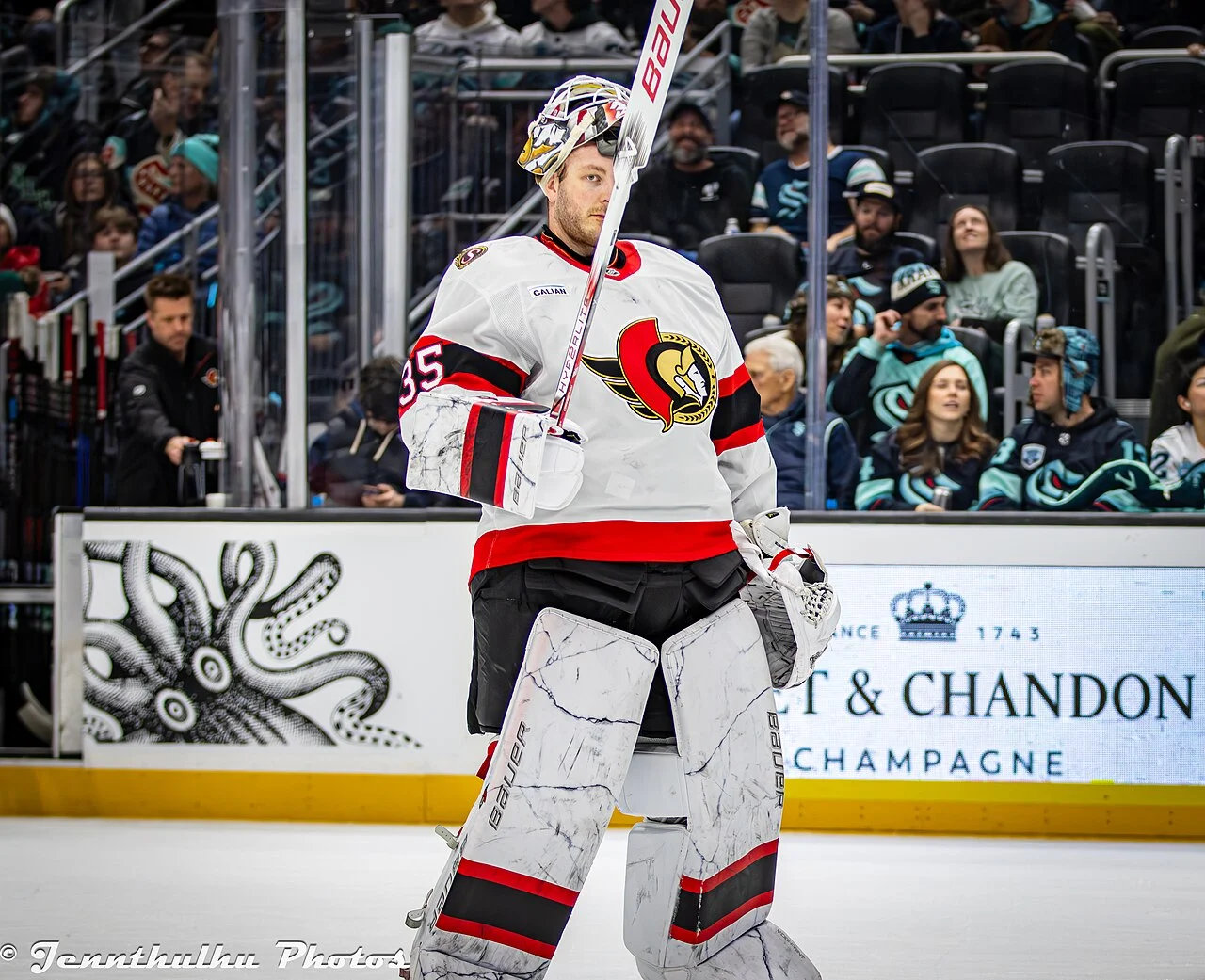 Linus Ullmark i Ottawa Senators vita matchtröja med nummer 35 och målvaktsutrustning på isen i Seattle