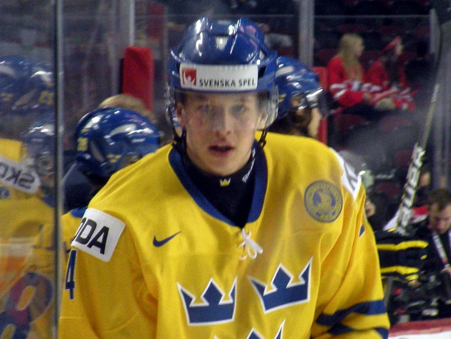 Rickard Rakell i Tre Kronors gula juniorlandslagströja och blå hjälm under JVM 2012
